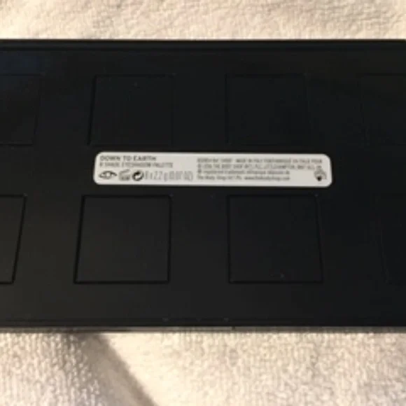 The Body Shop Down to Earth 8-color Eye Shadow Palette - Picture 4 of 5